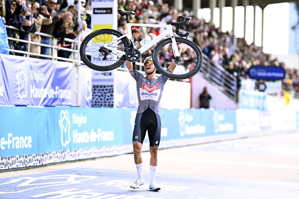 Alla Parigi-Roubaix vince ancora Van der Poel, 2° Pogacar