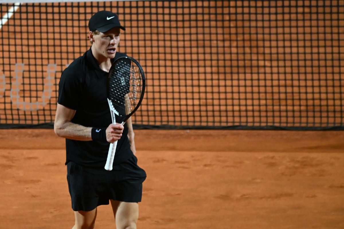 Sinner torna in campo, vittoria ed emozioni a Roma