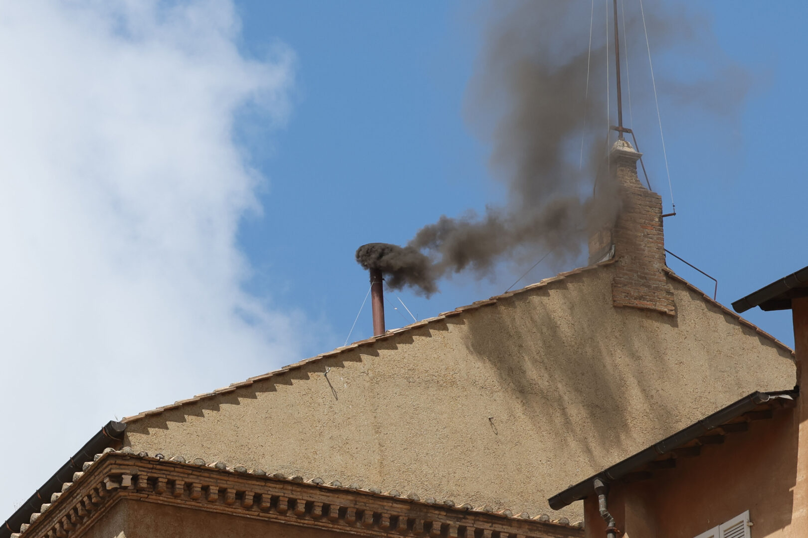 Secondo giorno di Conclave, fumata nera in mattinata e nel pomeriggio altre due votazioni