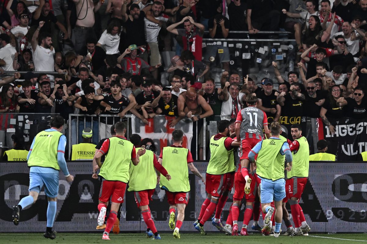 La Cremonese vince 3-2 a La Spezia e torna in A