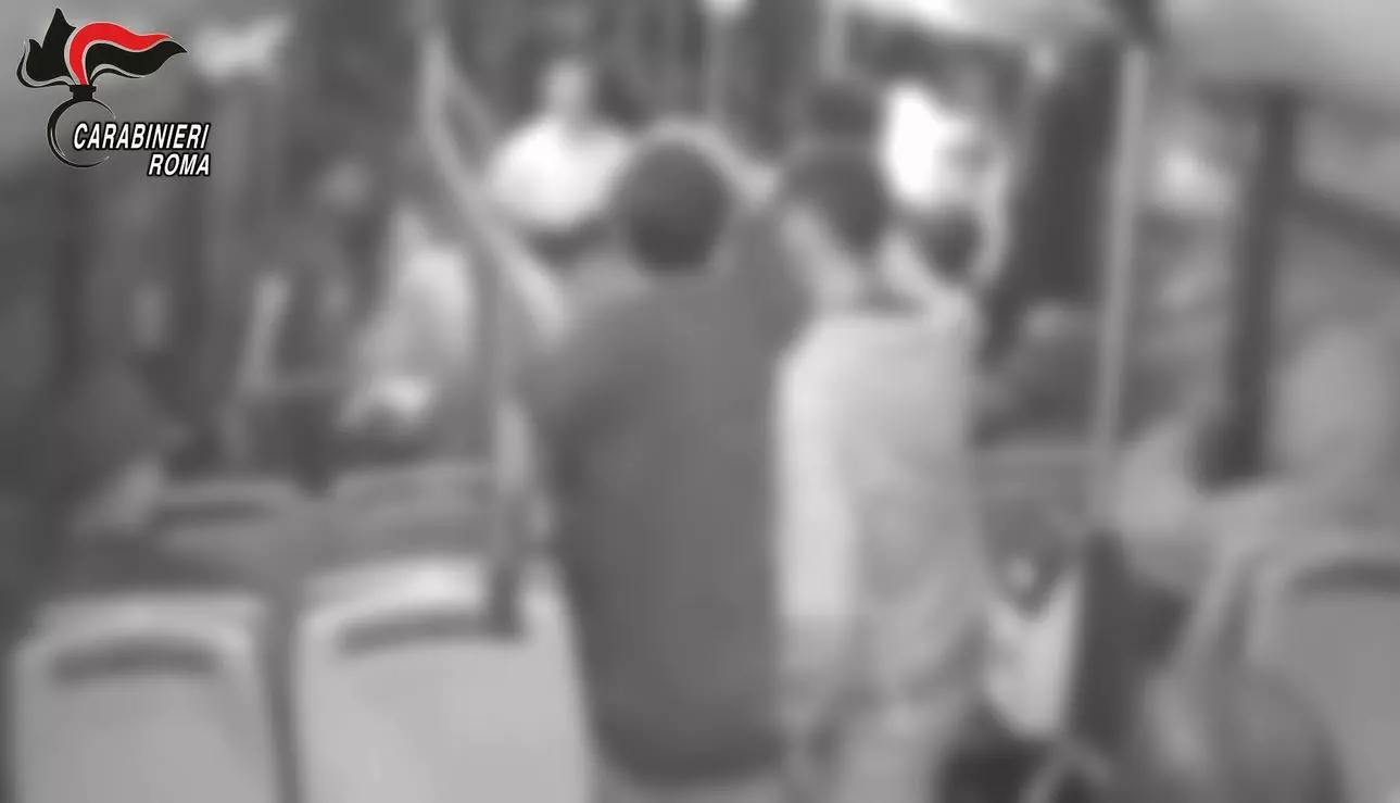 Aggressione razzista su un bus a Roma, misure cautelari per 4 giovani