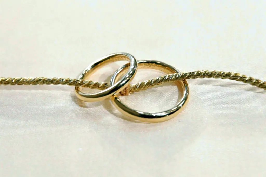 Pavia, si sposa ma ha un malore durante il pranzo nuziale. Morto 49enne