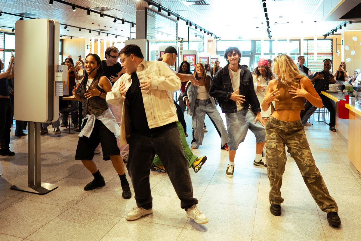 McDonald’s, la “Salvaeuro Wallet Dance” contagia i ristoranti d’Italia