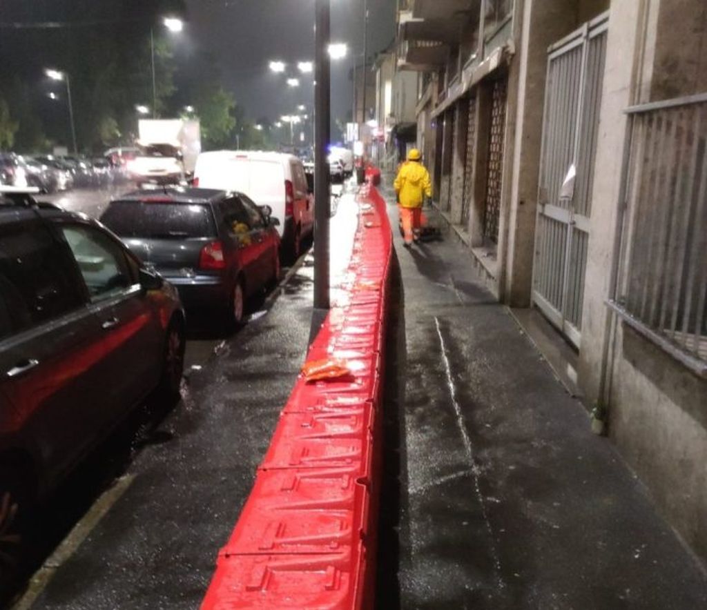 Maltempo a Milano, posizionate barriere mobili nel quartiere Pontelambro