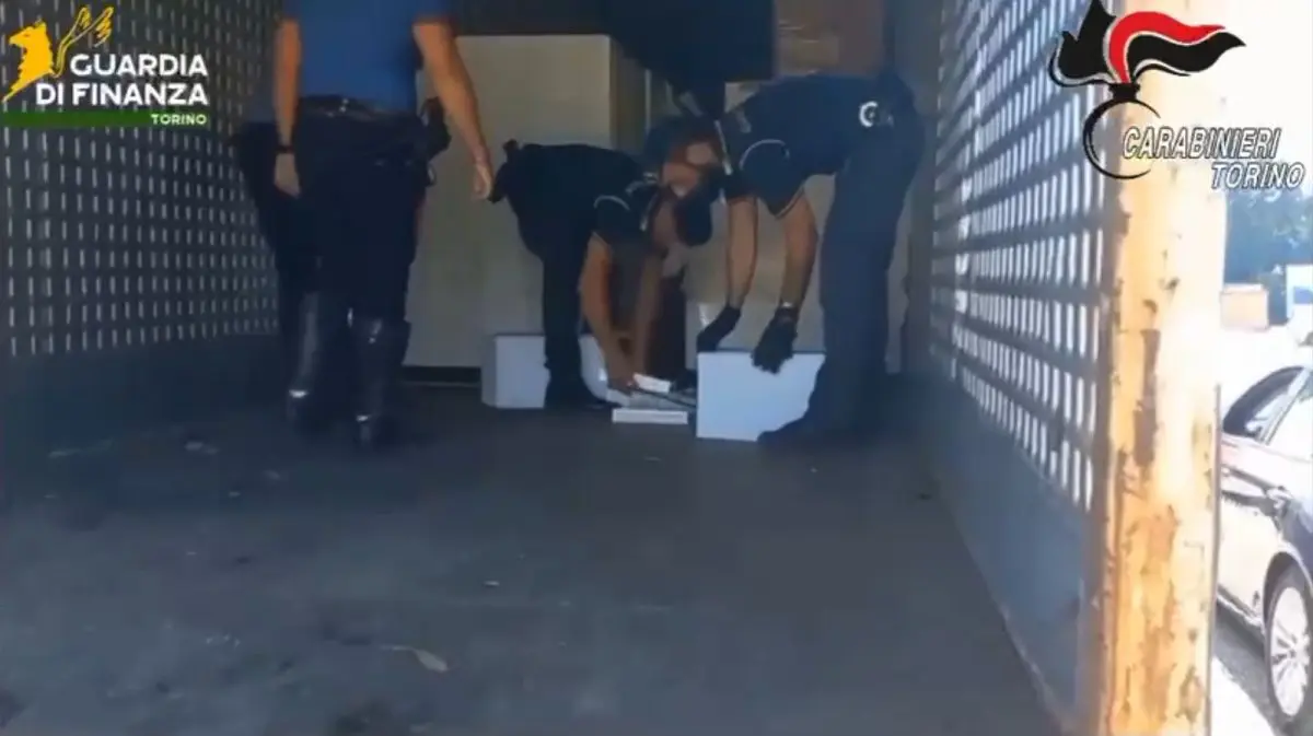 Sequestrati nel Torinese 7 siti di produzione di sigarette di contrabbando