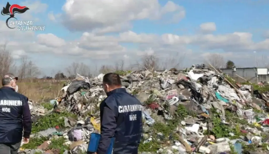 Rifiuti pericolosi, Carabinieri Noe sequestrano discarica abusiva di 1000 mq