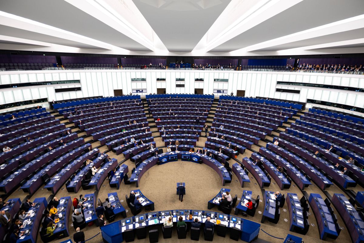 Minori e social media, Parlamento Ue chiede di fissare l’età minima a 16 anni