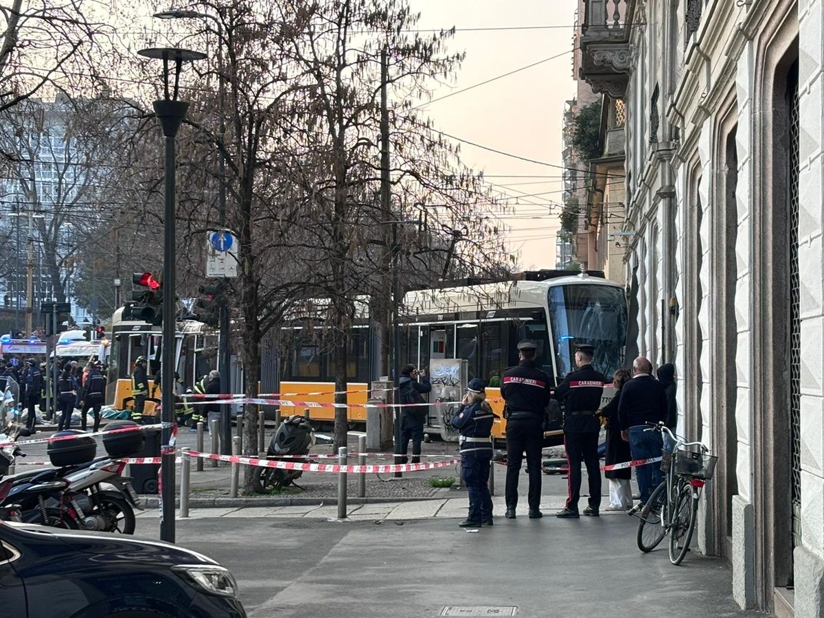 Tram deragliato a Milano, si aggrava bilancio un morto e una quarantina di feriti