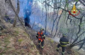 Incendio Alto Reno Terme: monitoraggio notturno con droni, riprendono i lanci aerei per la bonifica