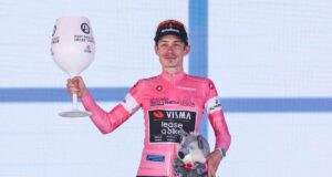 Lavik corona la fuga e vince a Milano, Vingegaard resta in rosa