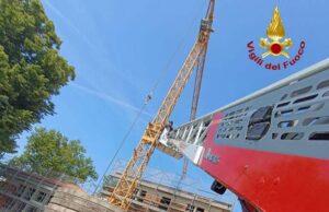 I Vigili del fuoco soccorrono un operaio bloccato sulla gru di un cantiere edile a Granarolo